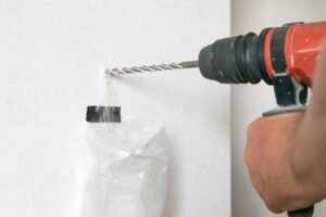 Percez le mur pour installer les fixations