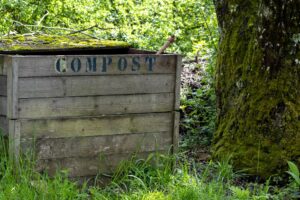 Composteur bien placé, à l'ombre