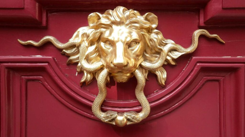 Un heurtoir de porte en forme de lion