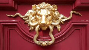 Un heurtoir de porte en forme de lion
