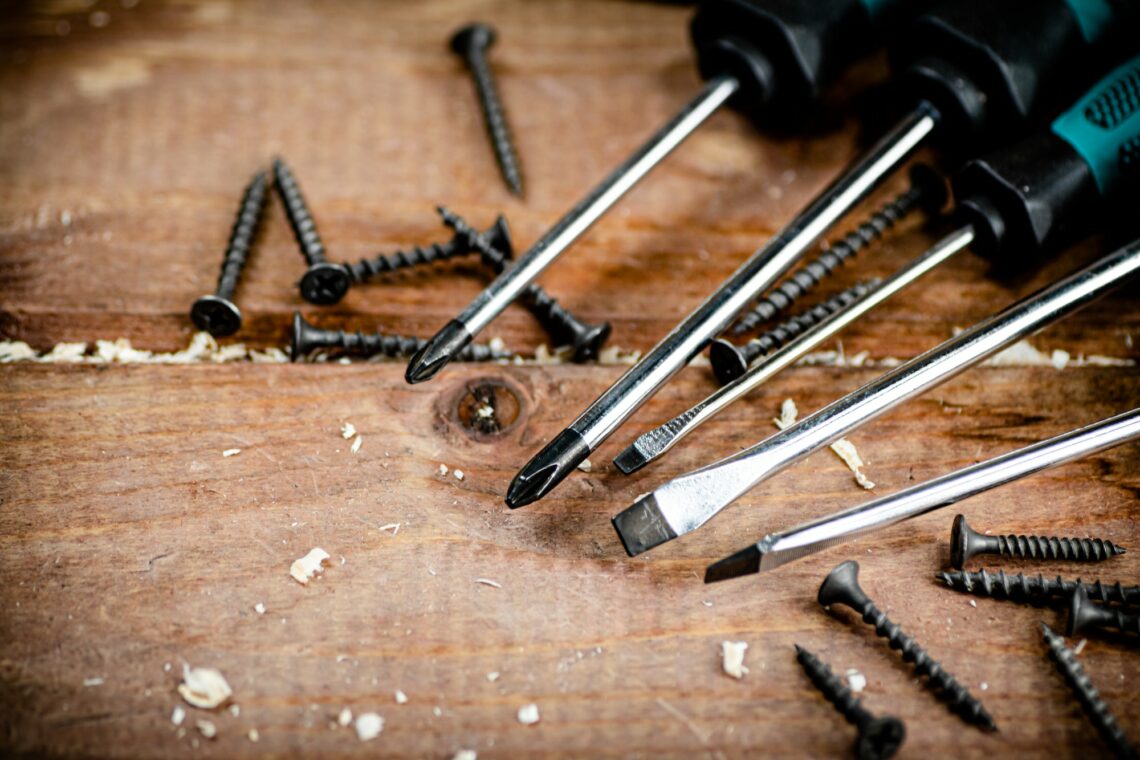 Screwdriver with a bunch of self-tapping screws.
