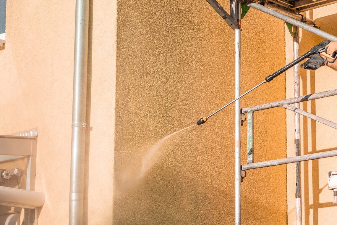 Homme Bricolage Et Perceuse Pour La Construction De Bâtiments Ou La  Rénovation Et L'amélioration De